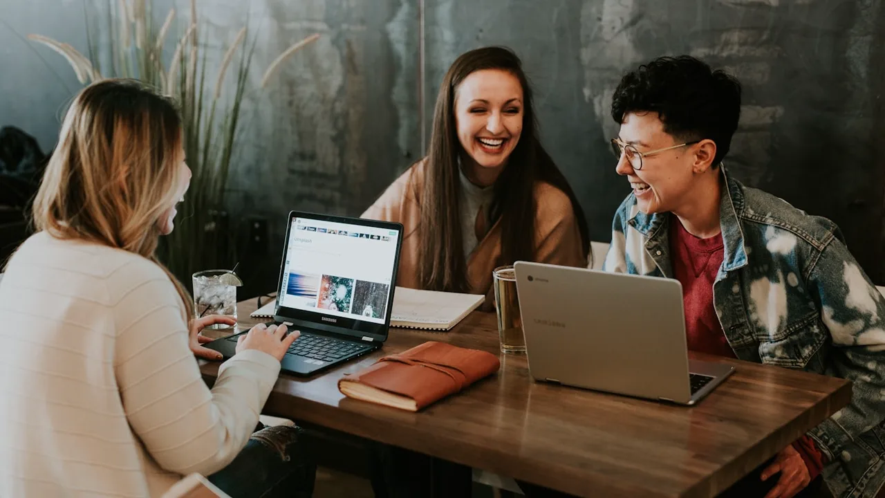 Membres du bureau et responsables techniques réunis en session de travail collégiale